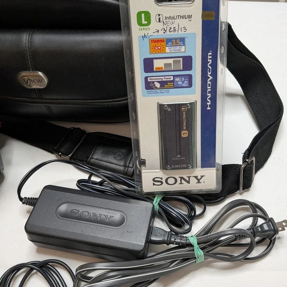 Sony Handycam CCD-TR818 Hi8 Video8 Camcorder NightShot Tested Bundle Tapes